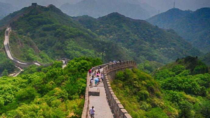 澳门金沙线上赌博官网 students crossing Great Wall of China